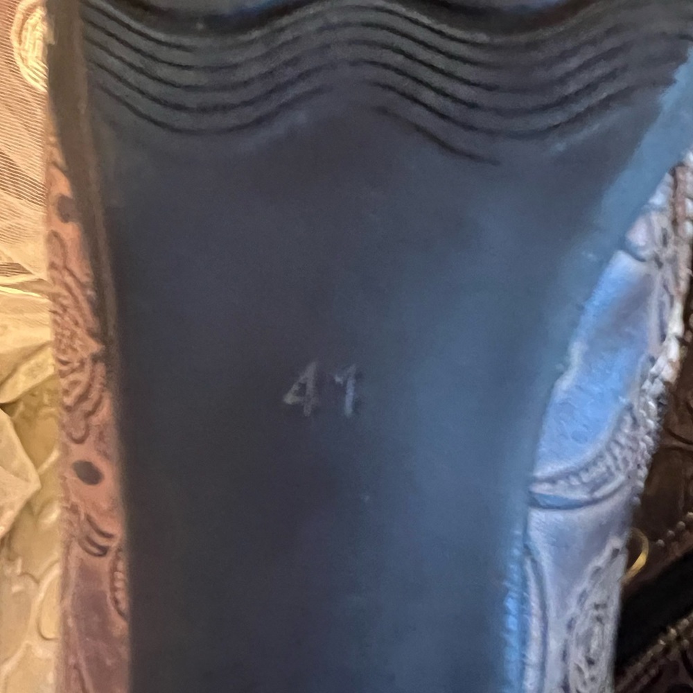Socofy Vintage Etched Leather Heeled Oxfords - Picture 4 of 12